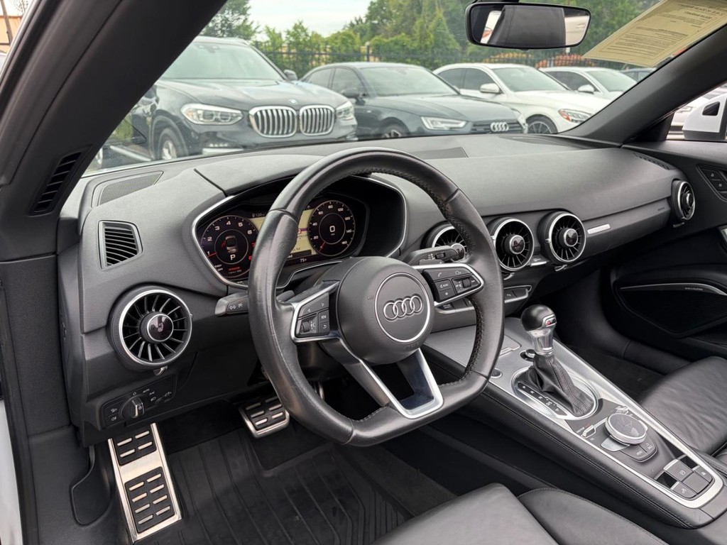 Audi TT Vehicle Full-screen Gallery Image 13