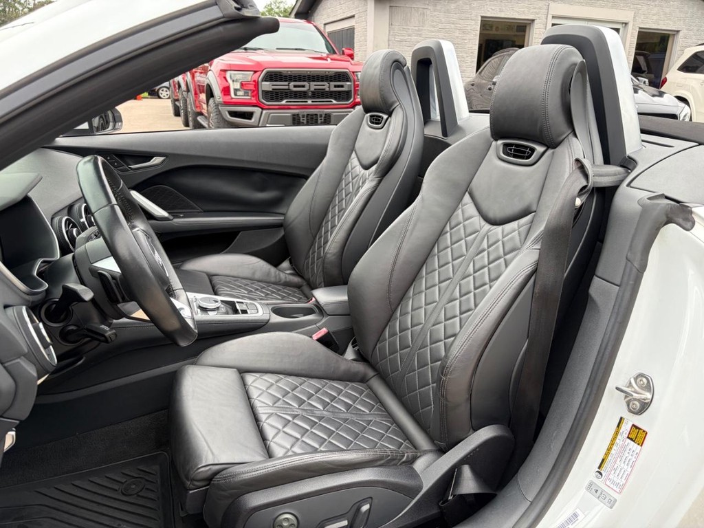 Audi TT Vehicle Full-screen Gallery Image 14