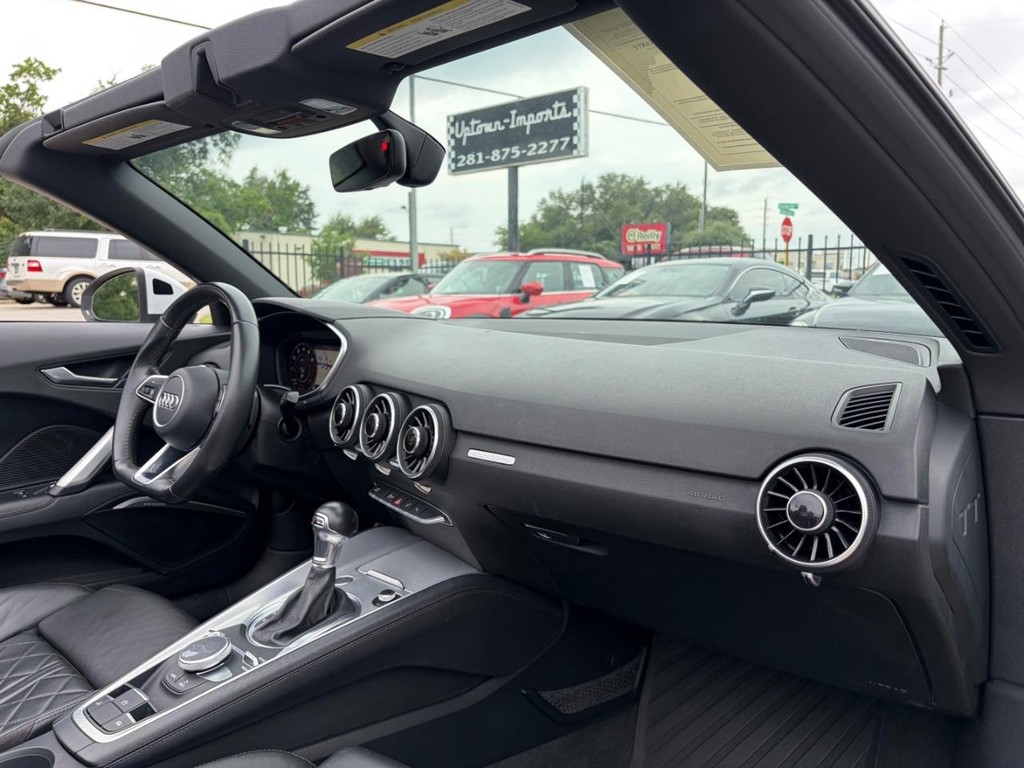 Audi TT Vehicle Full-screen Gallery Image 16