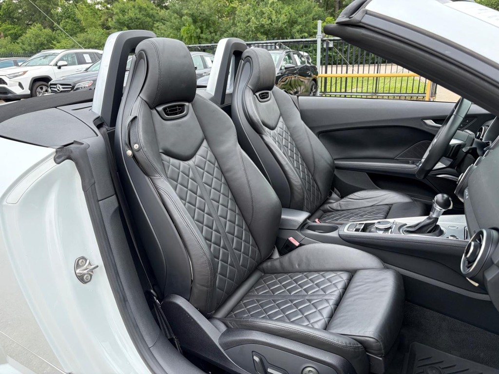 Audi TT Vehicle Full-screen Gallery Image 17