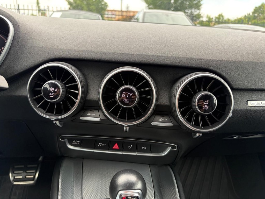 Audi TT Vehicle Full-screen Gallery Image 21