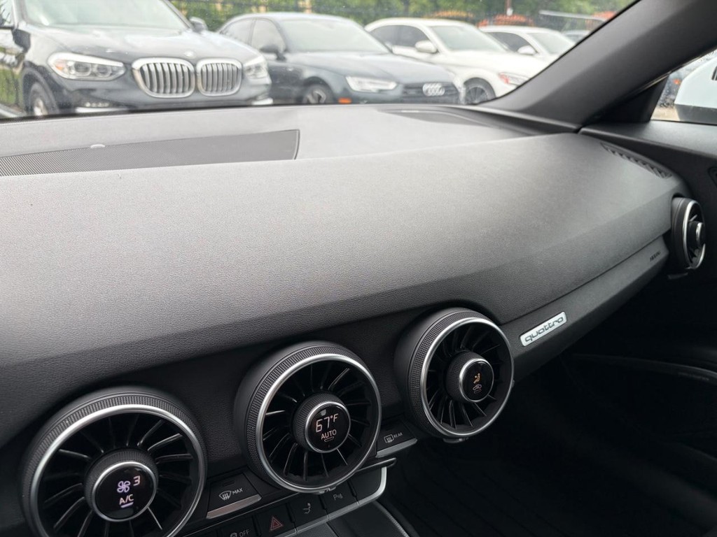 Audi TT Vehicle Full-screen Gallery Image 23