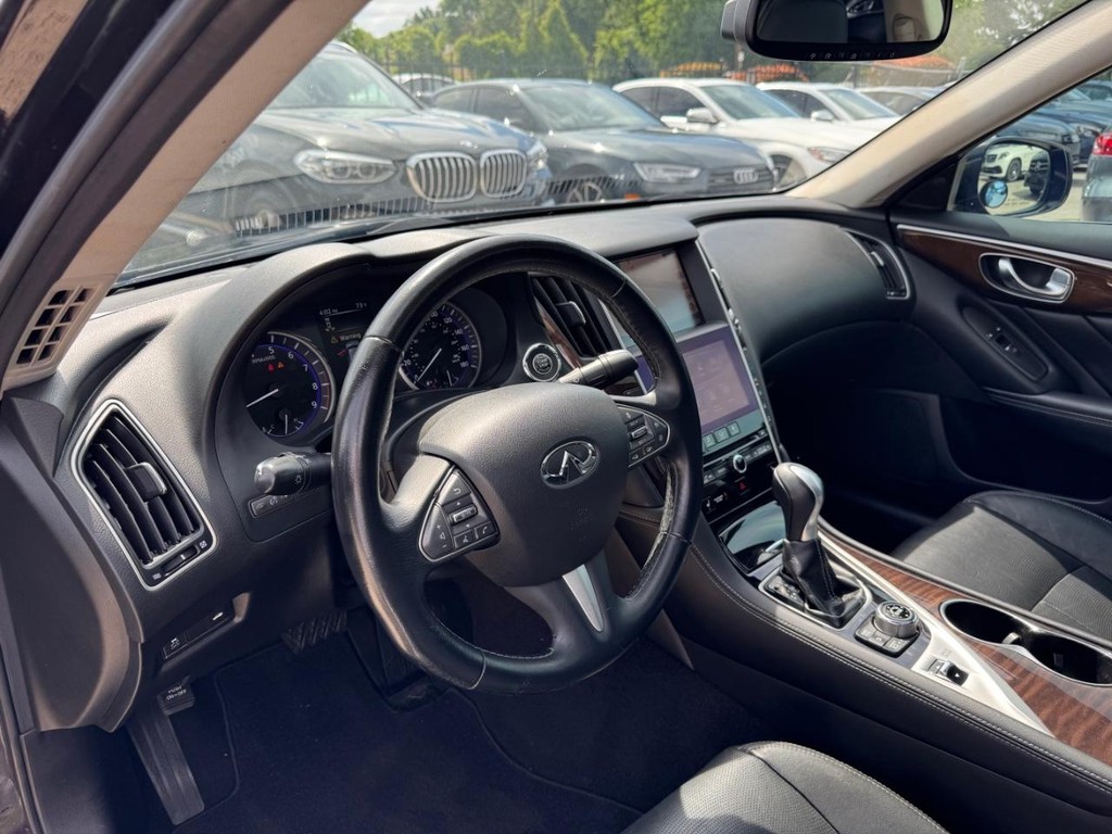 INFINITI Q50 Vehicle Full-screen Gallery Image 10