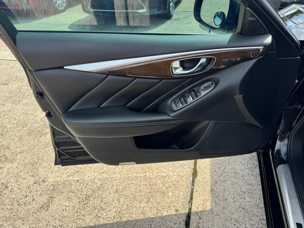 INFINITI Q50 Vehicle Full-screen Gallery Image 12