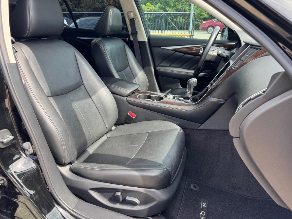 INFINITI Q50 Vehicle Full-screen Gallery Image 14