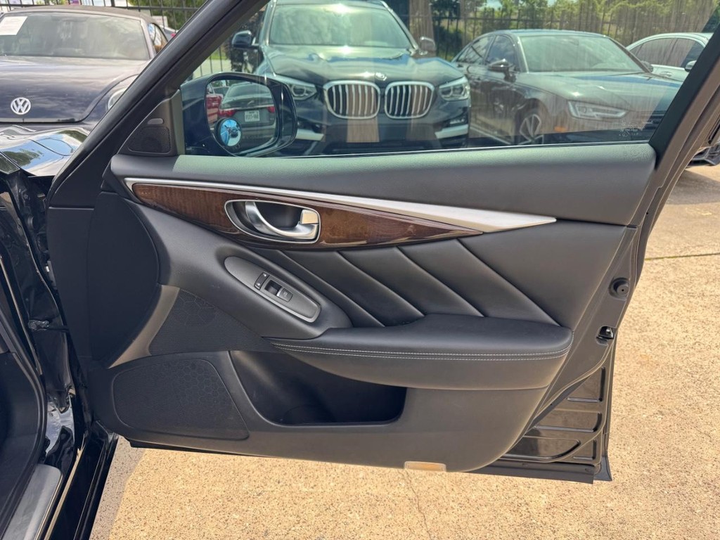 INFINITI Q50 Vehicle Full-screen Gallery Image 15