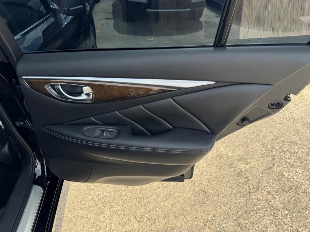 INFINITI Q50 Vehicle Full-screen Gallery Image 17