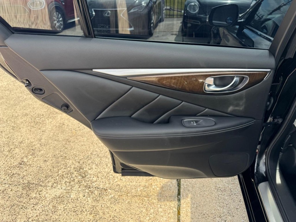 INFINITI Q50 Vehicle Full-screen Gallery Image 19