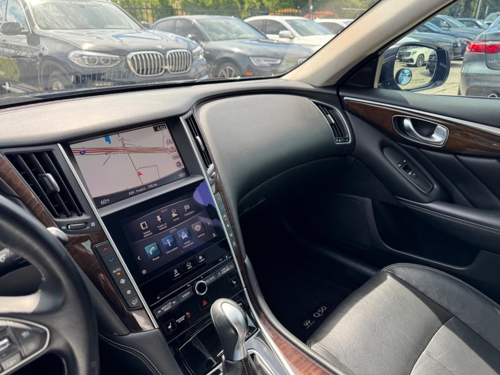 INFINITI Q50 Vehicle Full-screen Gallery Image 24