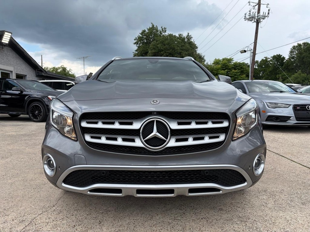 Mercedes-Benz GLA 250 Vehicle Full-screen Gallery Image 02