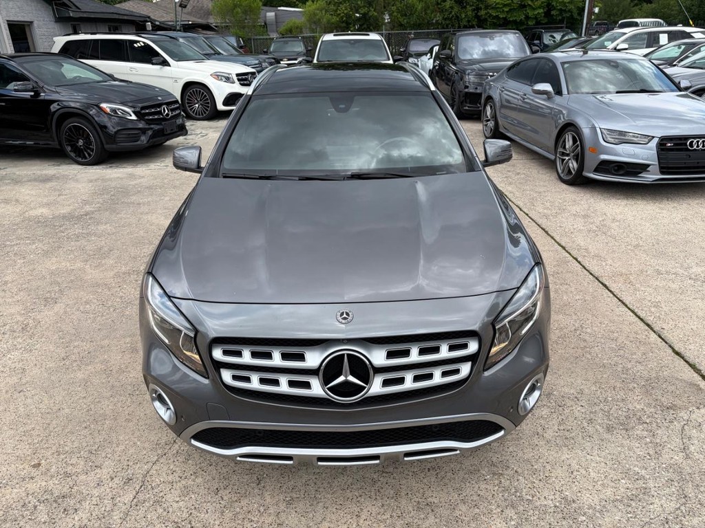 Mercedes-Benz GLA 250 Vehicle Full-screen Gallery Image 03
