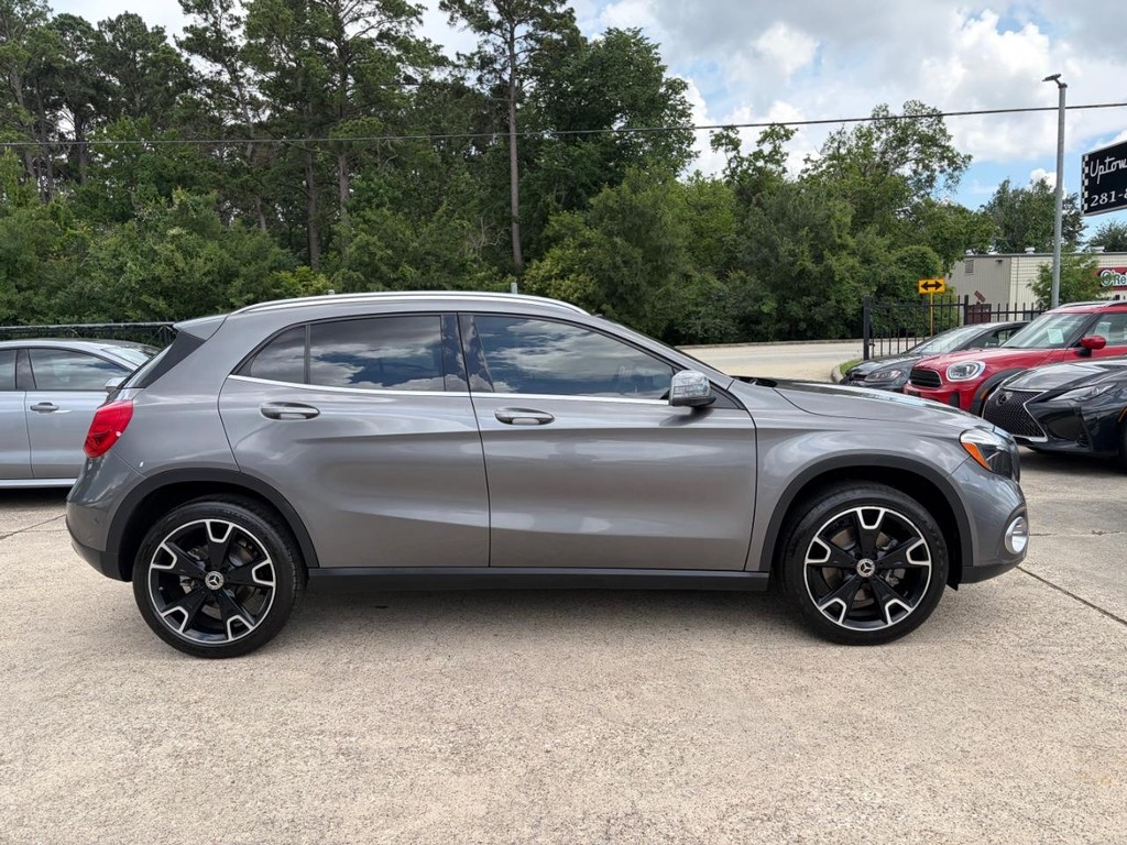Mercedes-Benz GLA 250 Vehicle Full-screen Gallery Image 05