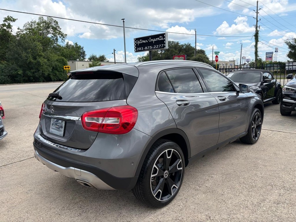 Mercedes-Benz GLA 250 Vehicle Full-screen Gallery Image 06