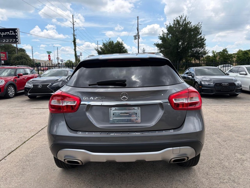 Mercedes-Benz GLA 250 Vehicle Full-screen Gallery Image 07