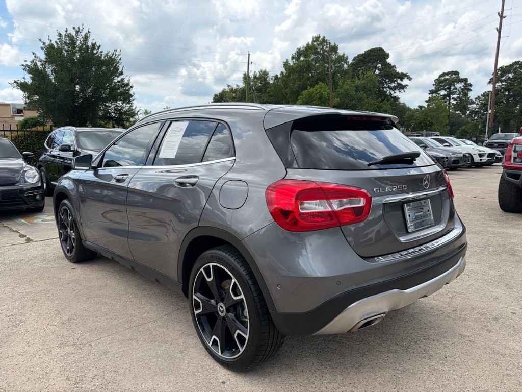 Mercedes-Benz GLA 250 Vehicle Full-screen Gallery Image 08