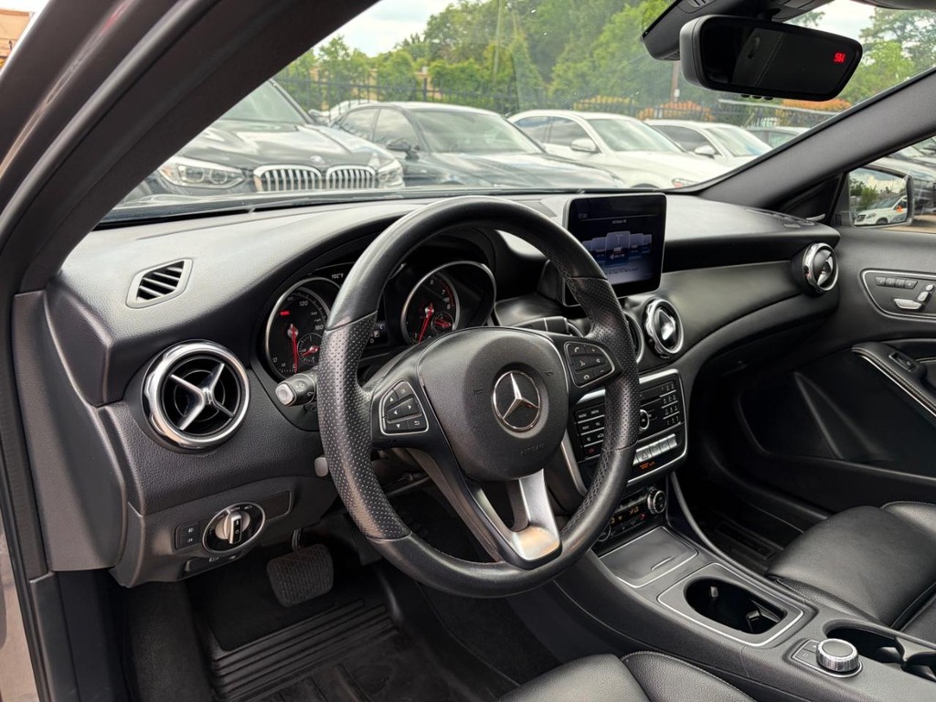 Mercedes-Benz GLA 250 Vehicle Full-screen Gallery Image 10