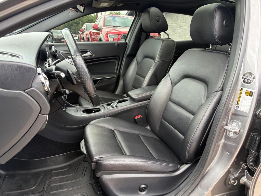 Mercedes-Benz GLA 250 Vehicle Full-screen Gallery Image 11