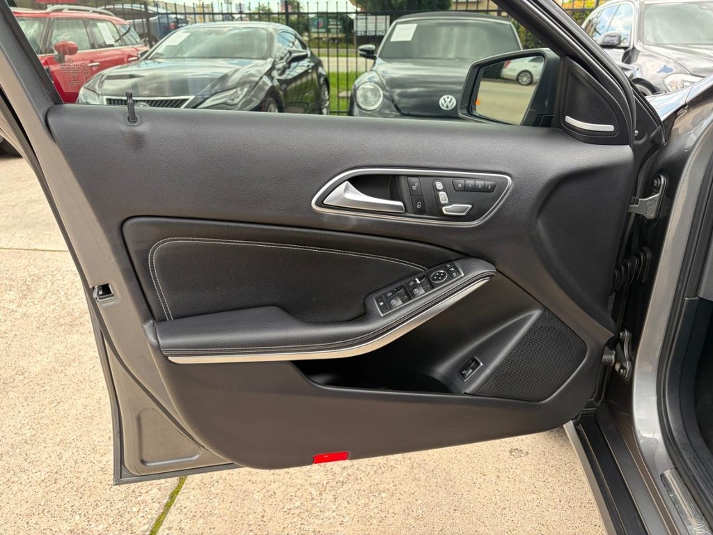 Mercedes-Benz GLA 250 Vehicle Full-screen Gallery Image 12