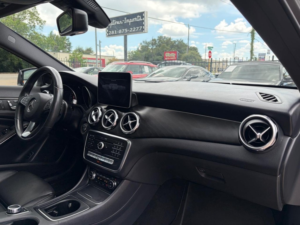 Mercedes-Benz GLA 250 Vehicle Full-screen Gallery Image 13