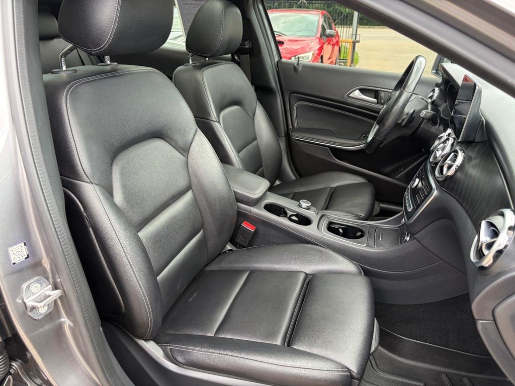 Mercedes-Benz GLA 250 Vehicle Full-screen Gallery Image 14