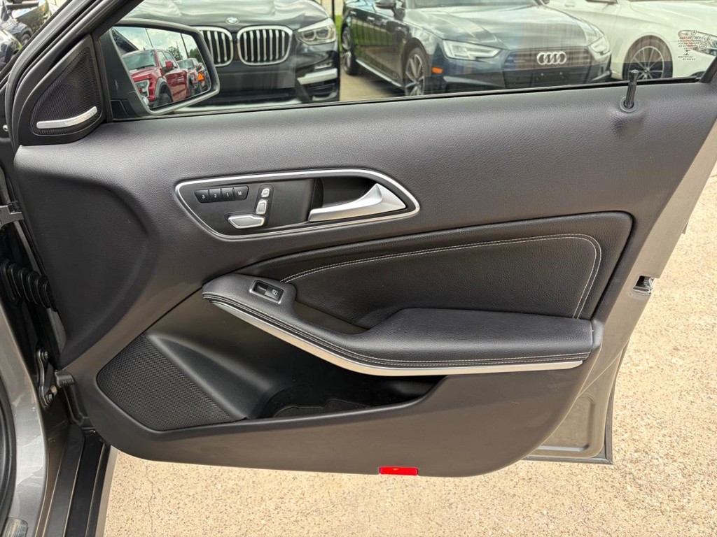 Mercedes-Benz GLA 250 Vehicle Full-screen Gallery Image 15