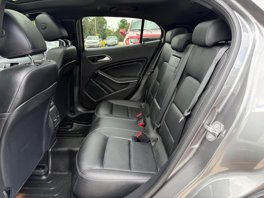 Mercedes-Benz GLA 250 Vehicle Full-screen Gallery Image 16