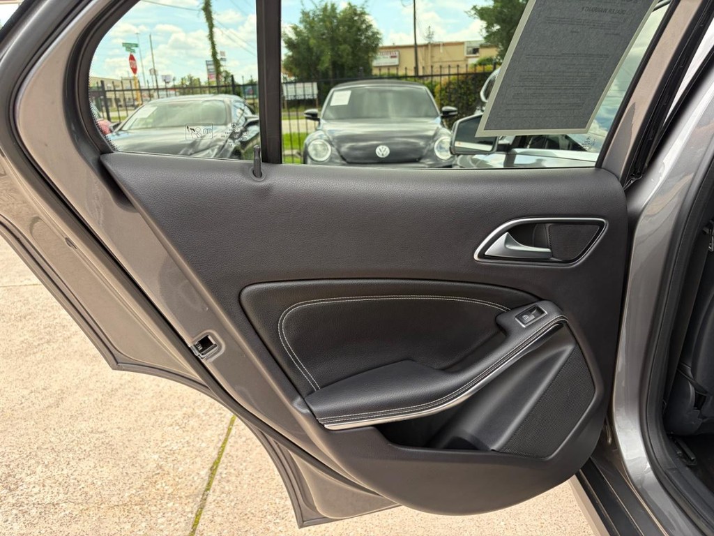 Mercedes-Benz GLA 250 Vehicle Full-screen Gallery Image 17