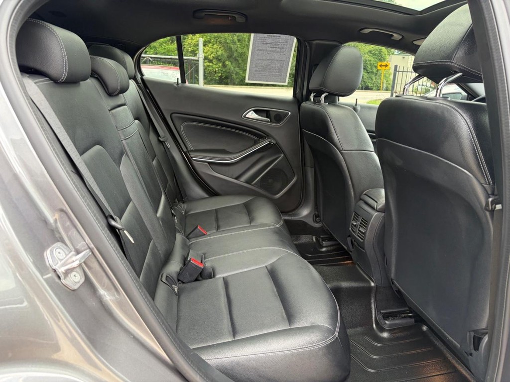 Mercedes-Benz GLA 250 Vehicle Full-screen Gallery Image 18