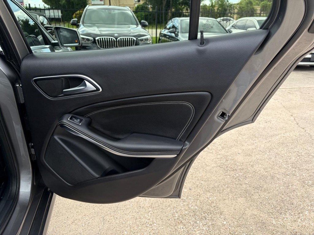 Mercedes-Benz GLA 250 Vehicle Full-screen Gallery Image 19