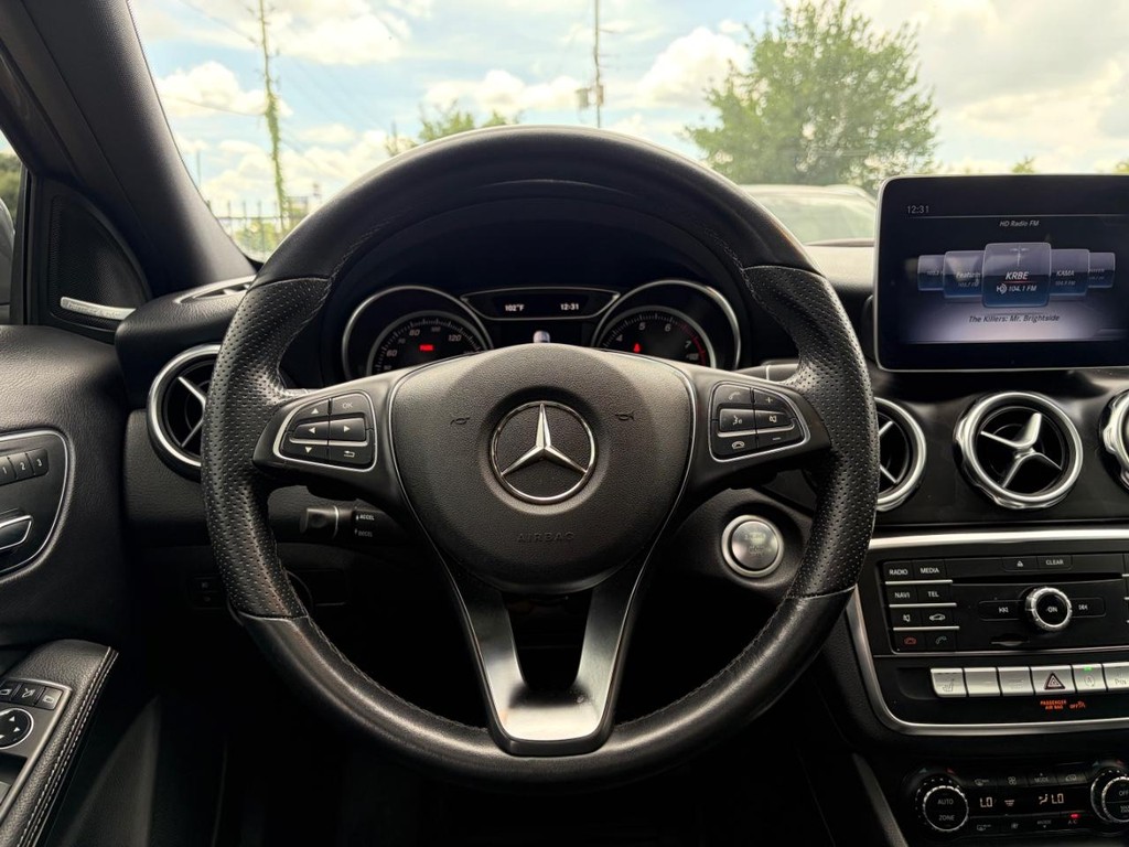 Mercedes-Benz GLA 250 Vehicle Full-screen Gallery Image 20