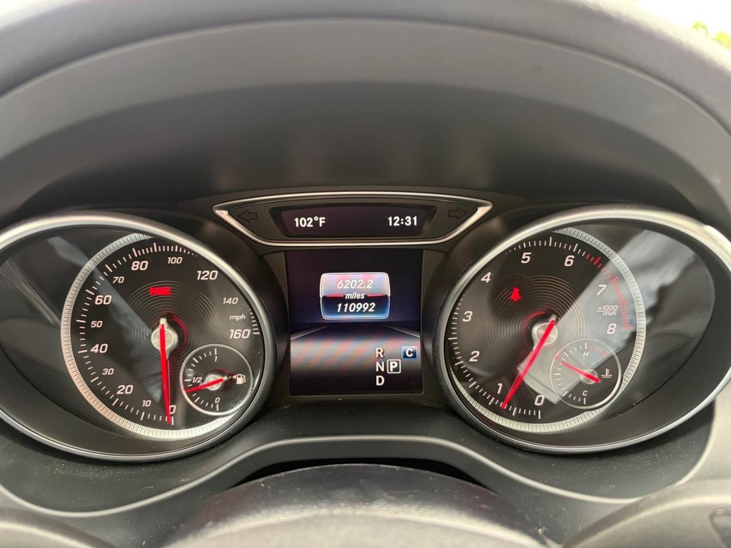 Mercedes-Benz GLA 250 Vehicle Full-screen Gallery Image 21