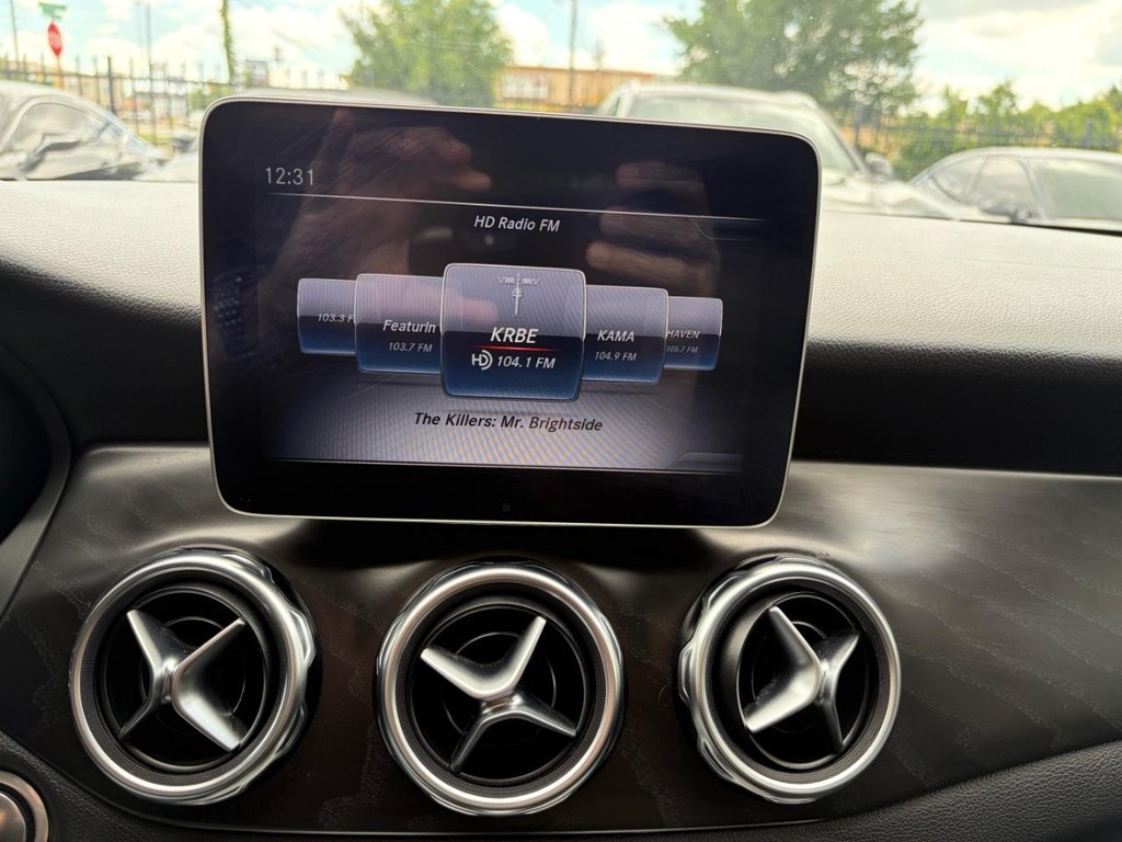 Mercedes-Benz GLA 250 Vehicle Full-screen Gallery Image 22