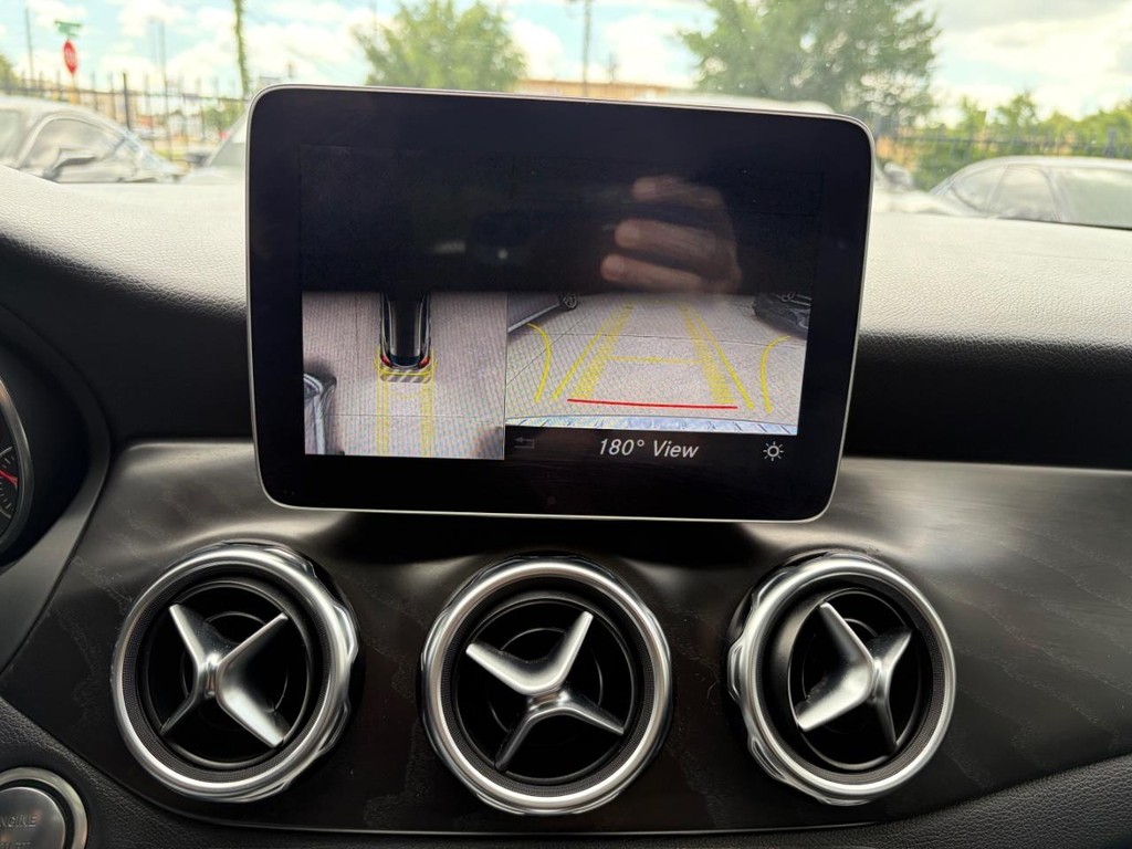 Mercedes-Benz GLA 250 Vehicle Full-screen Gallery Image 23