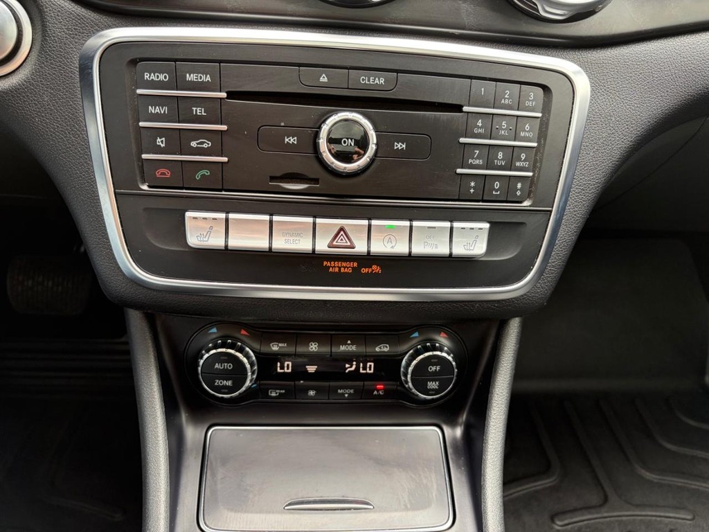Mercedes-Benz GLA 250 Vehicle Full-screen Gallery Image 24