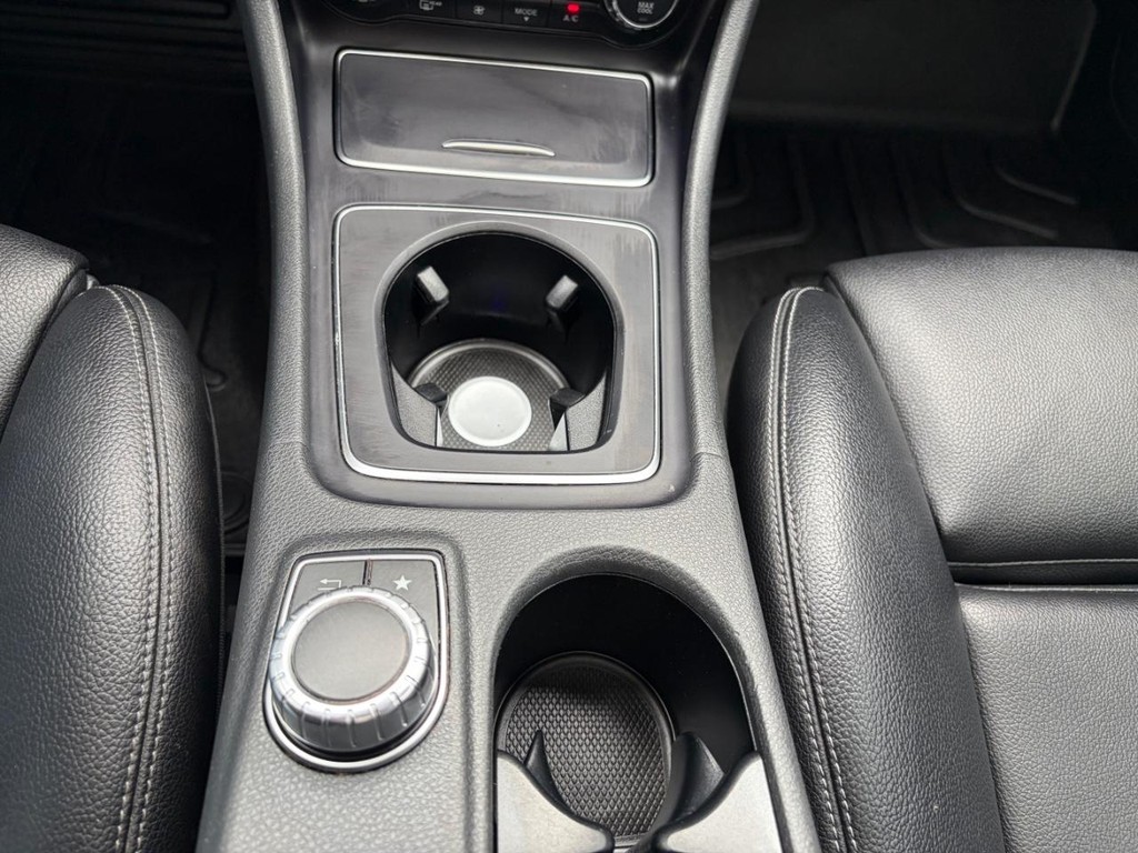 Mercedes-Benz GLA 250 Vehicle Full-screen Gallery Image 25
