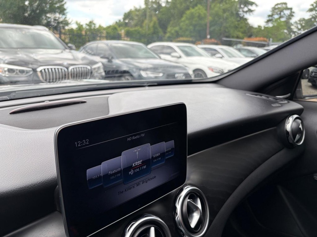 Mercedes-Benz GLA 250 Vehicle Full-screen Gallery Image 26