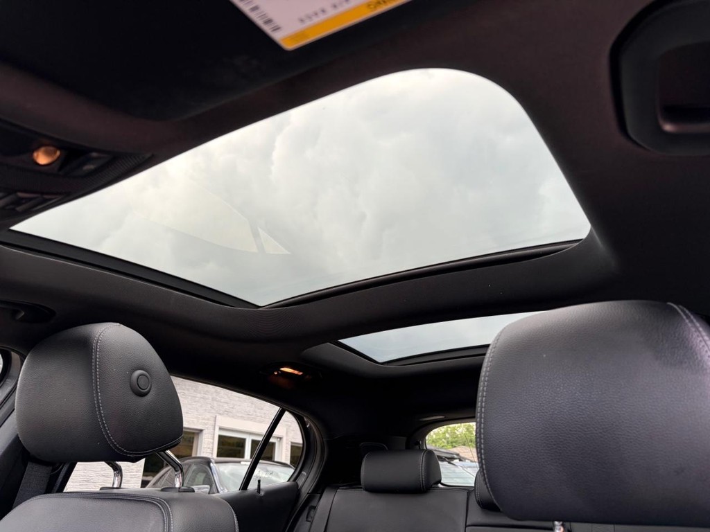Mercedes-Benz GLA 250 Vehicle Full-screen Gallery Image 27