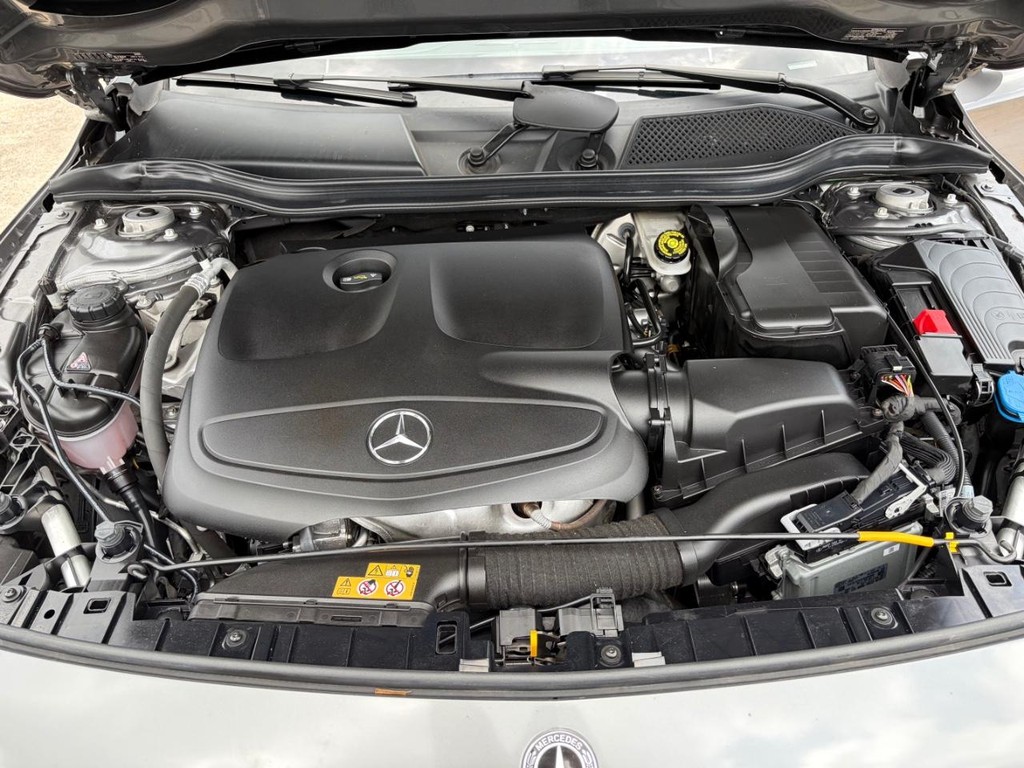 Mercedes-Benz GLA 250 Vehicle Full-screen Gallery Image 29