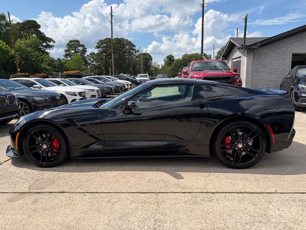 Chevrolet Corvette Stingray Vehicle Full-screen Gallery Image 09