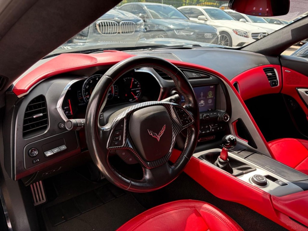 Chevrolet Corvette Stingray Vehicle Full-screen Gallery Image 10