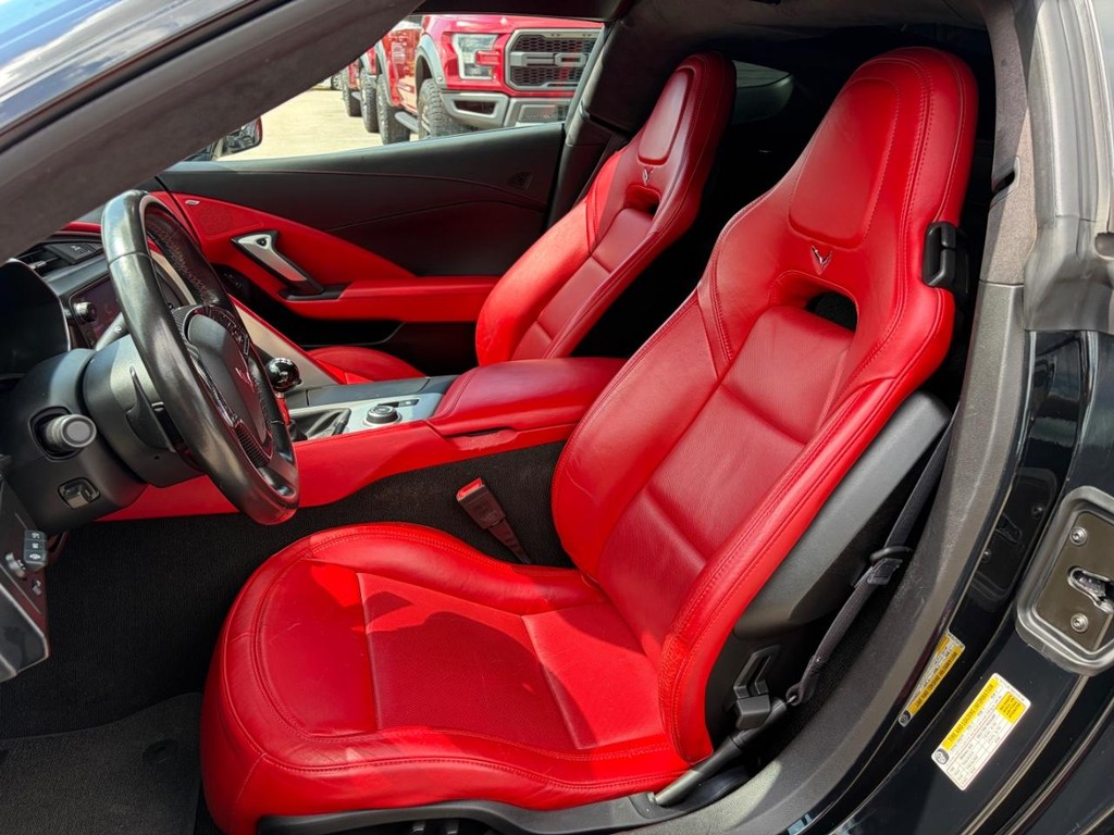 Chevrolet Corvette Stingray Vehicle Full-screen Gallery Image 11