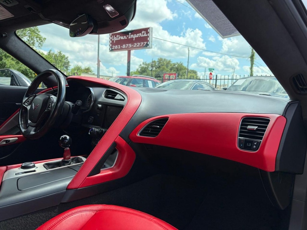 Chevrolet Corvette Stingray Vehicle Full-screen Gallery Image 13