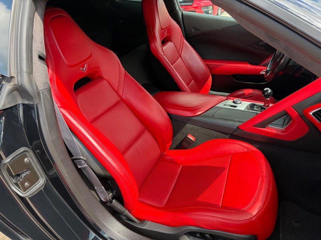 Chevrolet Corvette Stingray Vehicle Full-screen Gallery Image 14