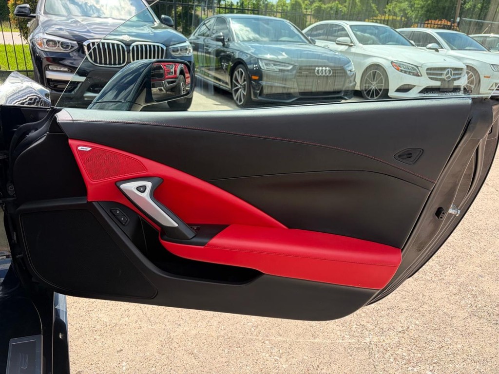 Chevrolet Corvette Stingray Vehicle Full-screen Gallery Image 15