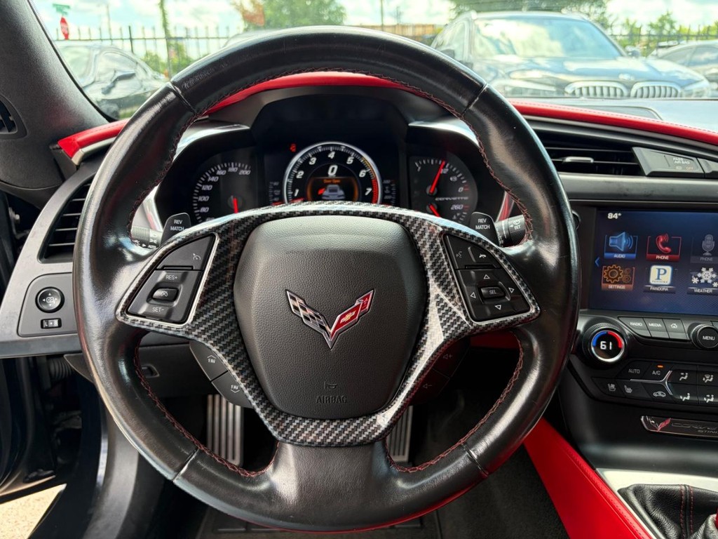 Chevrolet Corvette Stingray Vehicle Full-screen Gallery Image 16