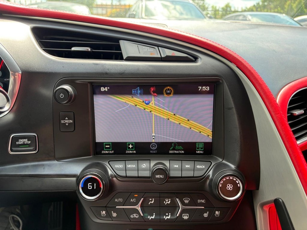 Chevrolet Corvette Stingray Vehicle Full-screen Gallery Image 18