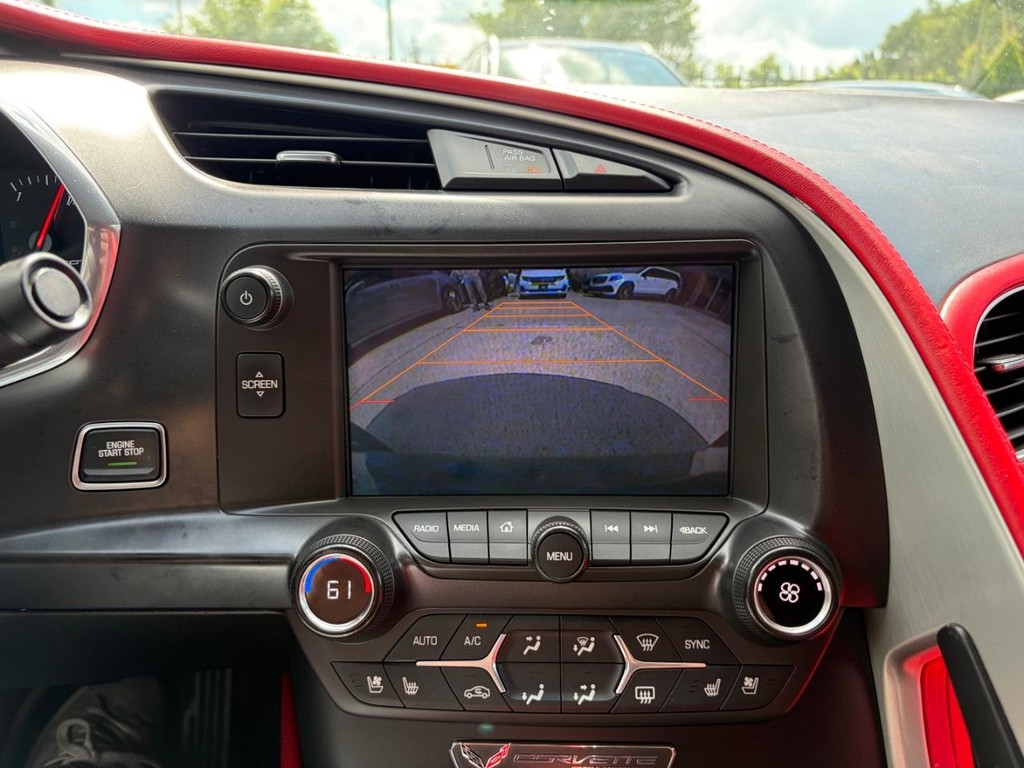 Chevrolet Corvette Stingray Vehicle Full-screen Gallery Image 19