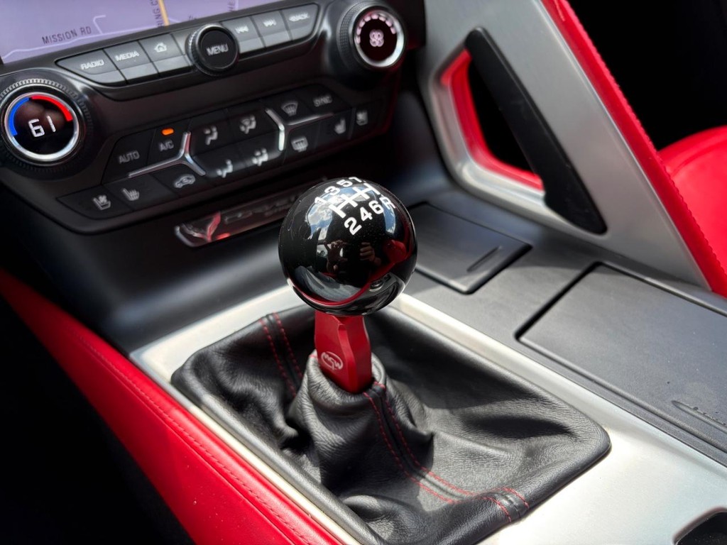 Chevrolet Corvette Stingray Vehicle Full-screen Gallery Image 20