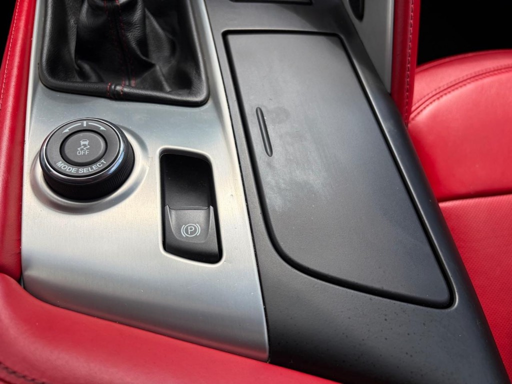 Chevrolet Corvette Stingray Vehicle Full-screen Gallery Image 21