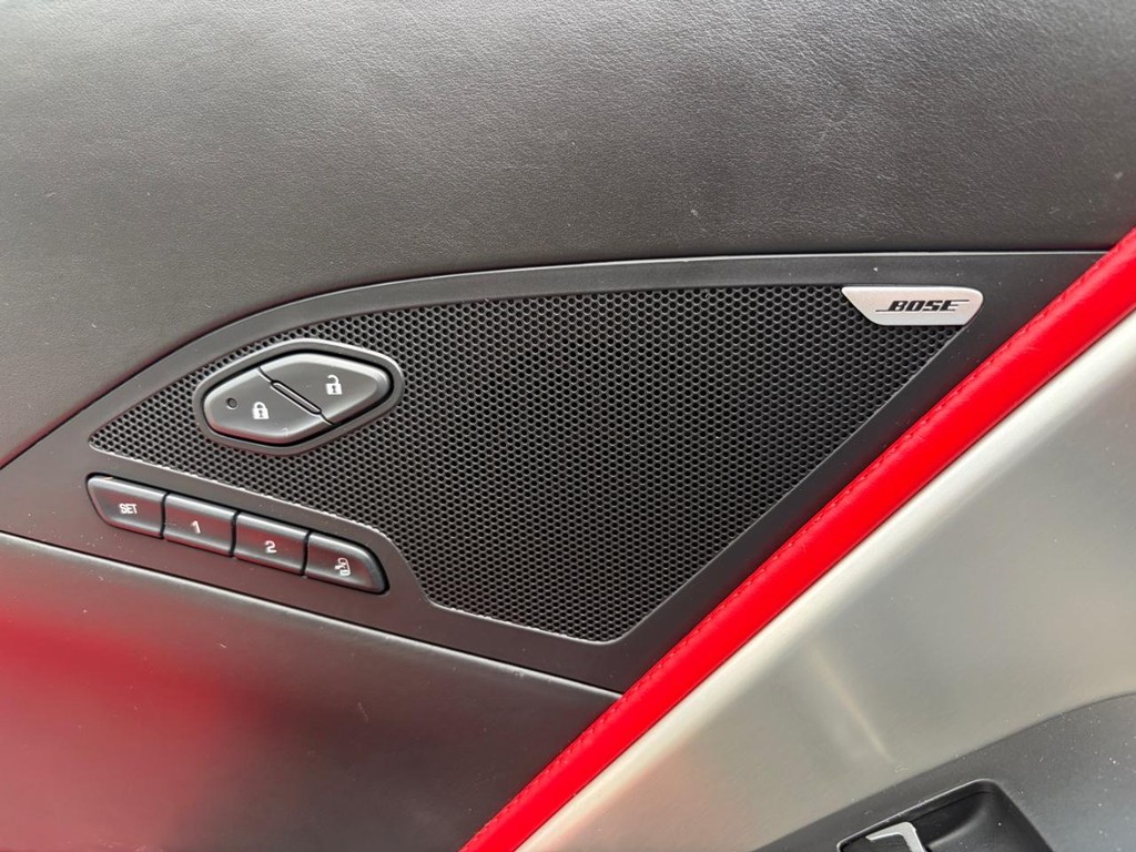 Chevrolet Corvette Stingray Vehicle Full-screen Gallery Image 22